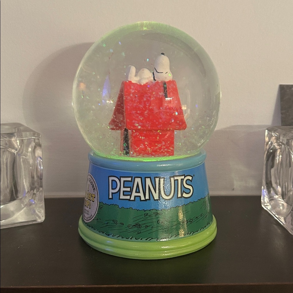 Peanuts Snow Globe with Snoopy and Doghouse